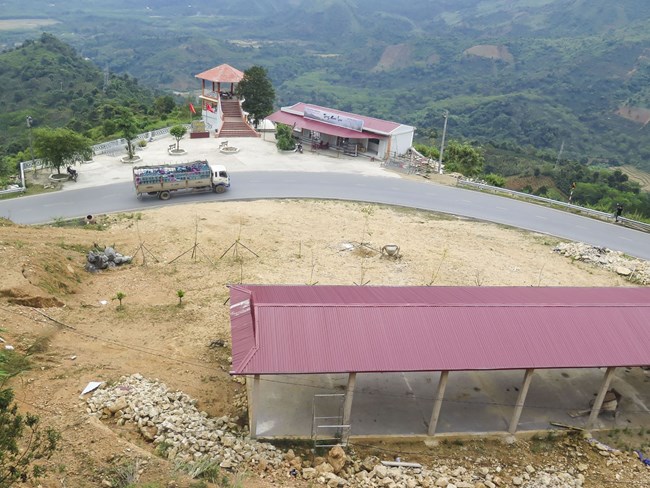 Điện Biên: Doanh nghiệp ngang nhiên xây dựng công trình vi phạm hành lang an toàn giao thông trên Quốc lộ 279 (15/11/2017)